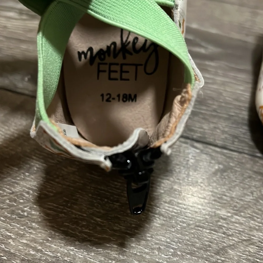 Baby girl Monkey Feet Christmas shoes NWOT size 12-18 months